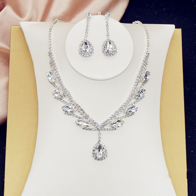 Women's Fashionable And Versatile Crystal Necklace Set (Available)