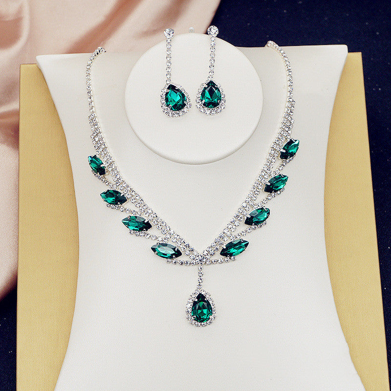 Women's Fashionable And Versatile Crystal Necklace Set (Available)