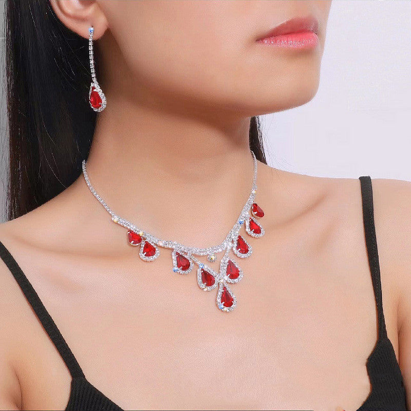 Women's Fashionable And Versatile Crystal Necklace Set (Available)