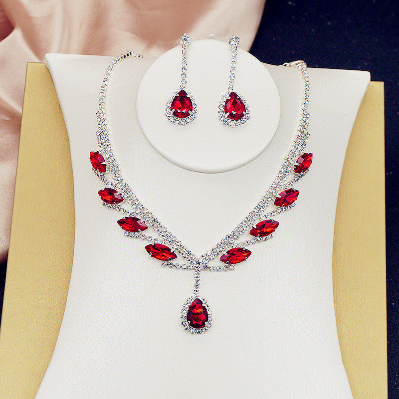 Women's Fashionable And Versatile Crystal Necklace Set (Available)