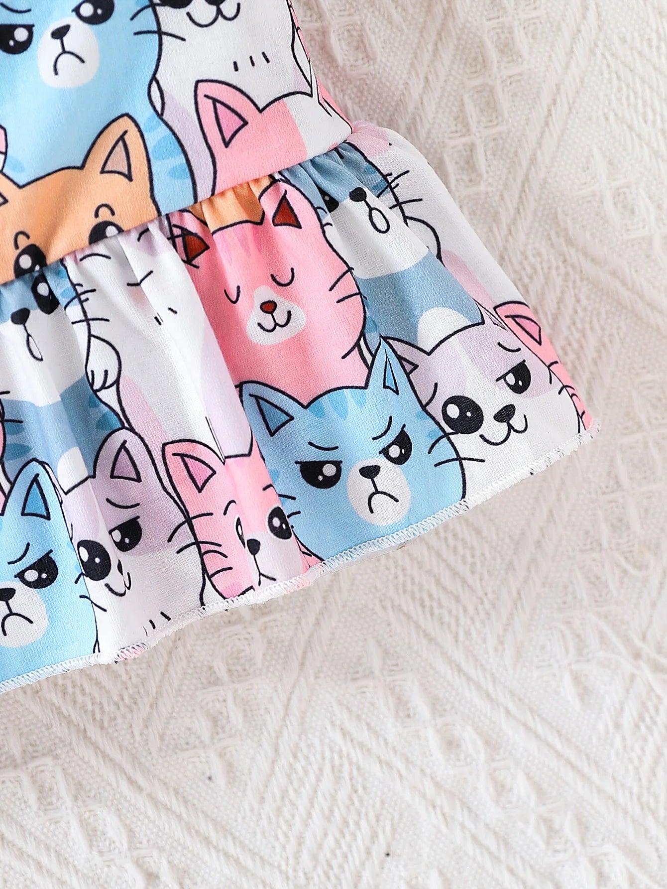 Girls' Summer Dress, Fashionable and Stylish, Elastic Off-The-Shoulder Design, Cartoon Cat Print, Knee-Length Skirt, Little Girl's Summer Casual and Versatile Clothing
