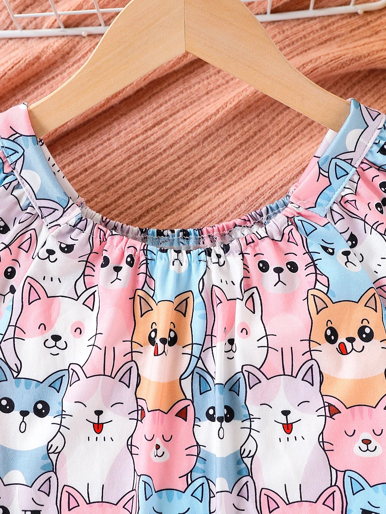 Girls' Summer Dress, Fashionable and Stylish, Elastic Off-The-Shoulder Design, Cartoon Cat Print, Knee-Length Skirt, Little Girl's Summer Casual and Versatile Clothing