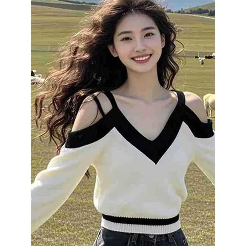 French Style Short Off Shoulder Knitted Base Sweater for Women Chic V-neck Contrasting Long Sleeved Top
