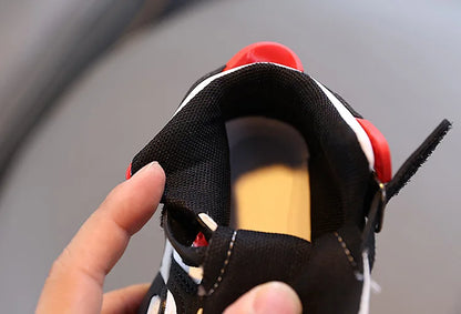 Boys Casual Sports Shoes Autumn Fashion Comfortable Non Slip Outdoor Walking Shoes LED Lights Toddler Outdoor Sports Shoes