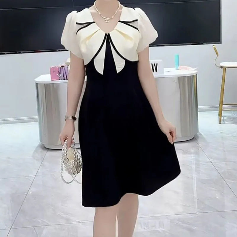 Contrast stitching dress women's summer new fashion temperament slim design sense bubble sleeve foreign dress.