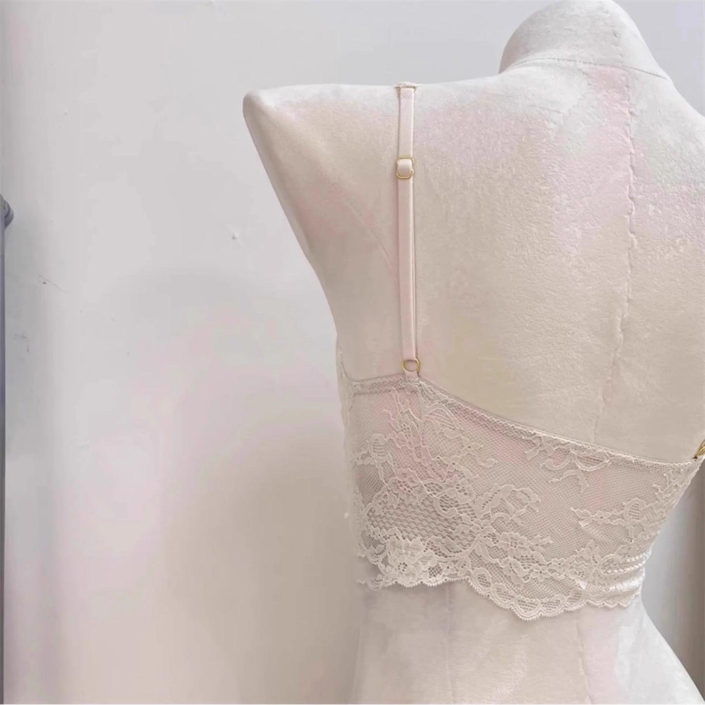 French Lace Lingerie Gathered No Steel Ring Bra Deep V Neck Sexy Wire Free Bras Underwear Tank Tops Padded Camisole Vest
