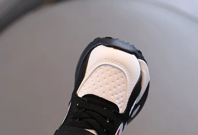 Boys Casual Sports Shoes Autumn Fashion Comfortable Non Slip Outdoor Walking Shoes LED Lights Toddler Outdoor Sports Shoes
