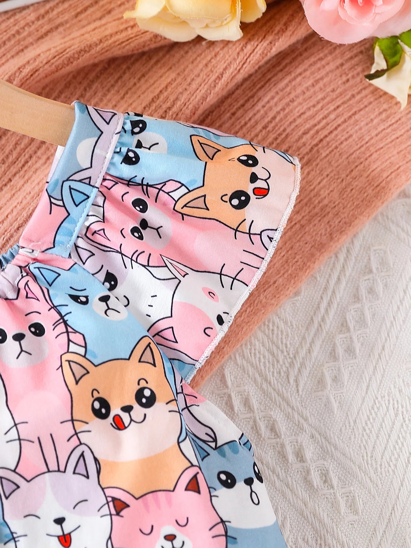 Girls' Summer Dress, Fashionable and Stylish, Elastic Off-The-Shoulder Design, Cartoon Cat Print, Knee-Length Skirt, Little Girl's Summer Casual and Versatile Clothing