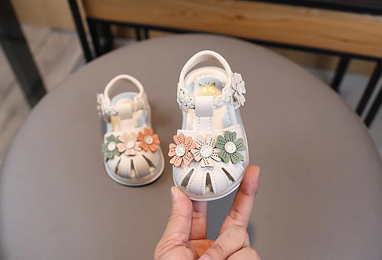 New Fashion LED Light Kid Shoes Simple Versatile Retro Girl Shoe Princess Flower Lightweight  Elegant Kid Sandals