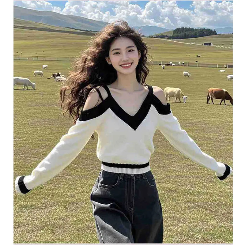 French Style Short Off Shoulder Knitted Base Sweater for Women Chic V-neck Contrasting Long Sleeved Top