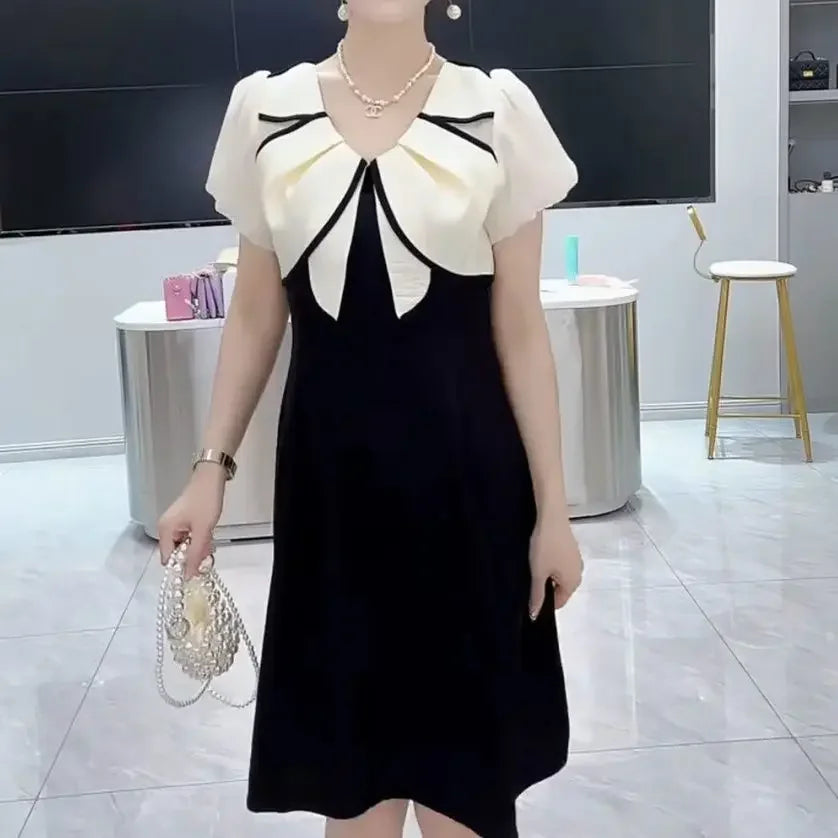 Contrast stitching dress women's summer new fashion temperament slim design sense bubble sleeve foreign dress.