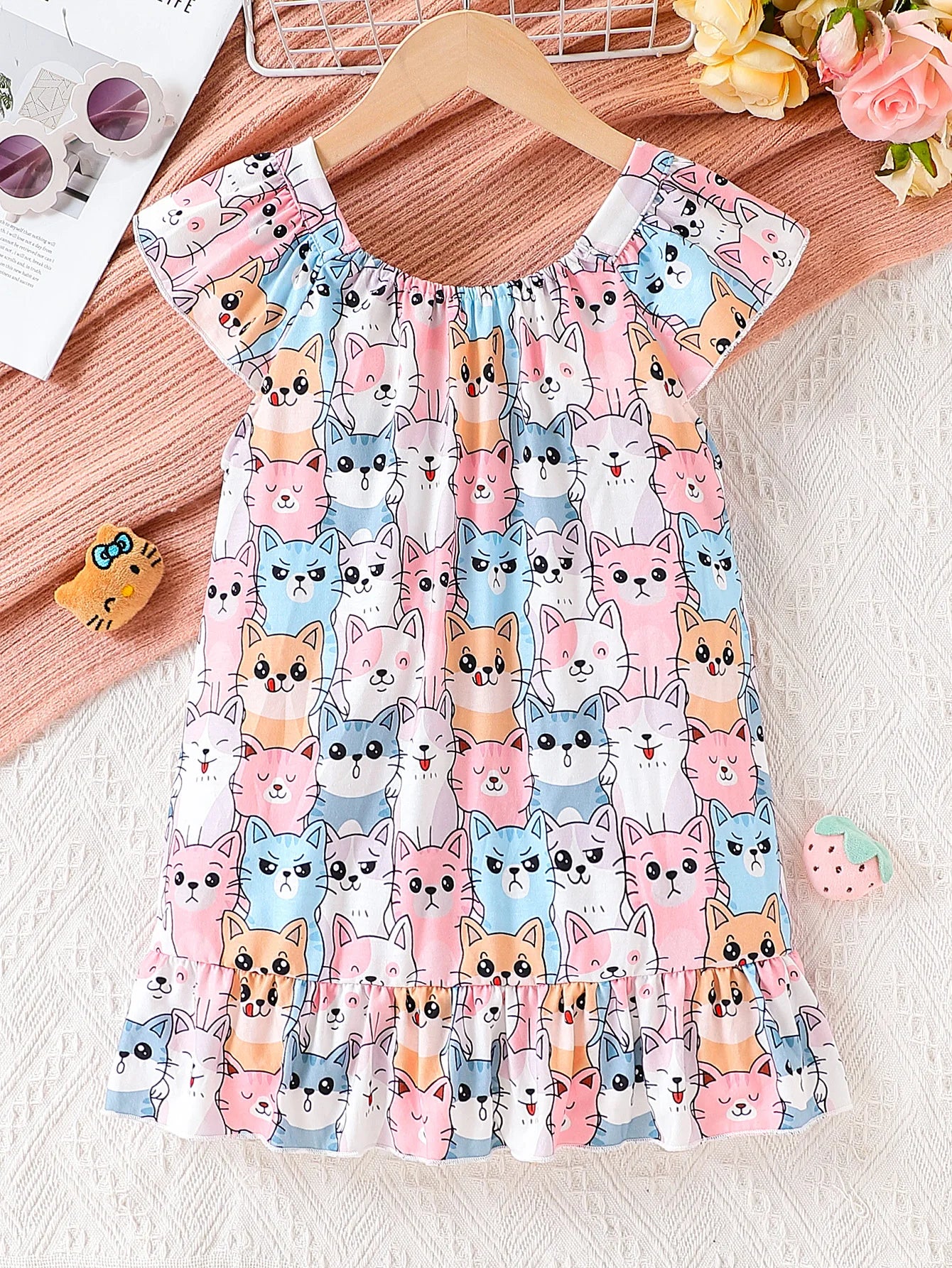 Girls' Summer Dress, Fashionable and Stylish, Elastic Off-The-Shoulder Design, Cartoon Cat Print, Knee-Length Skirt, Little Girl's Summer Casual and Versatile Clothing