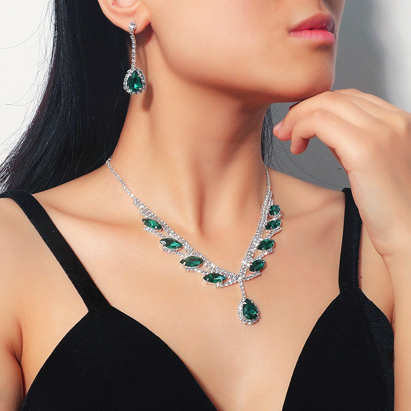 Women's Fashionable And Versatile Crystal Necklace Set (Available)