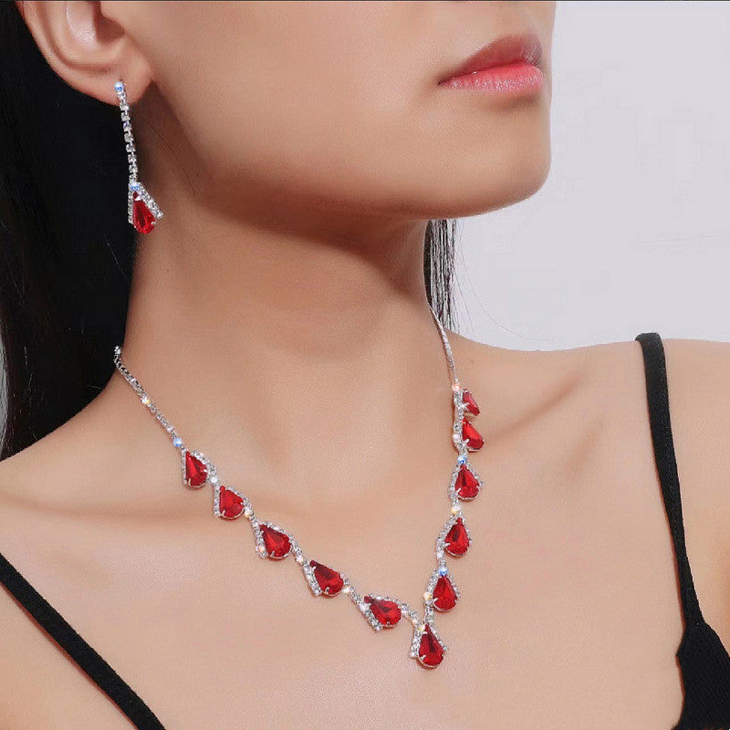 Women's Fashionable And Versatile Crystal Necklace Set (Available)