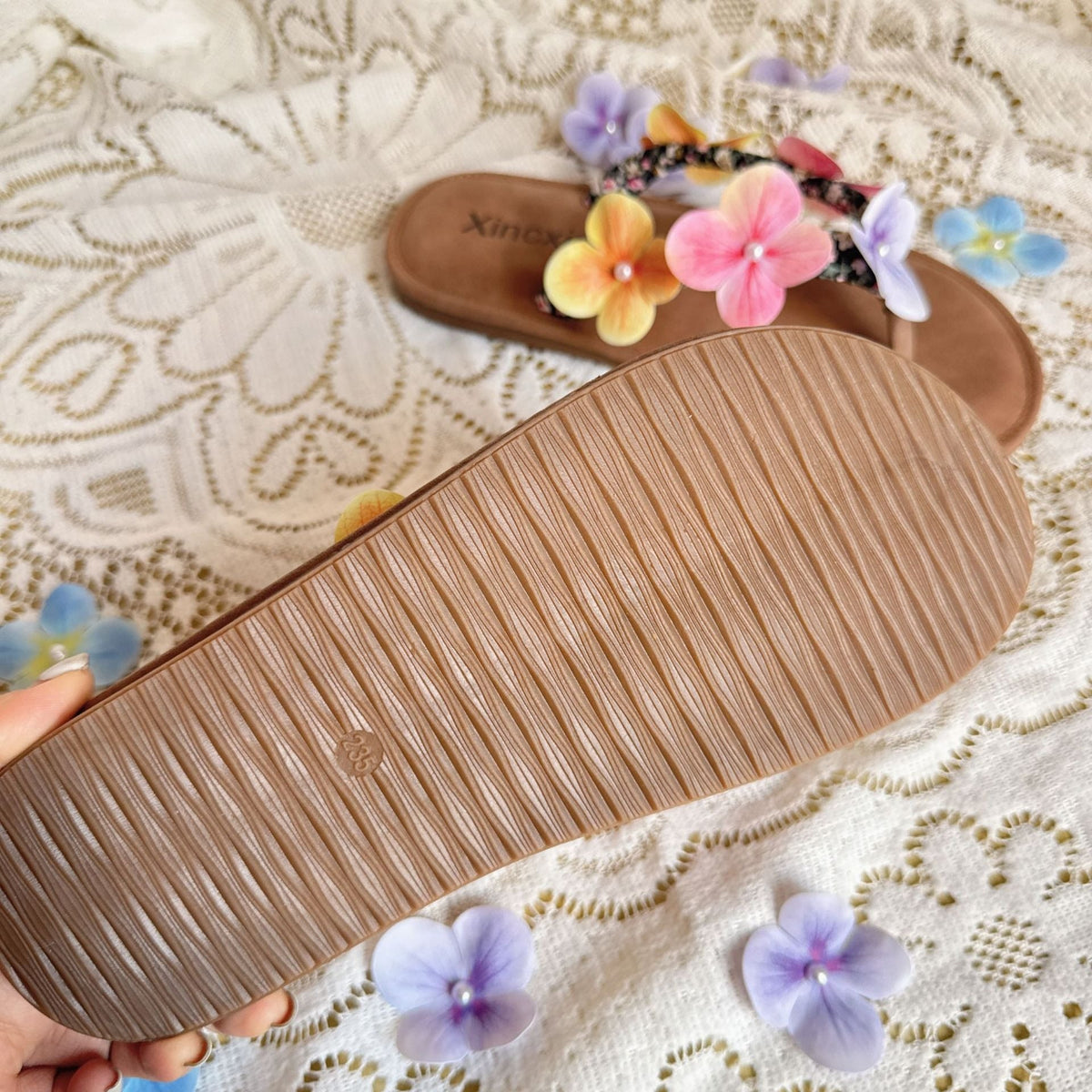 Women summer fashion outdoor wear versatile seaside flip flops (Available)