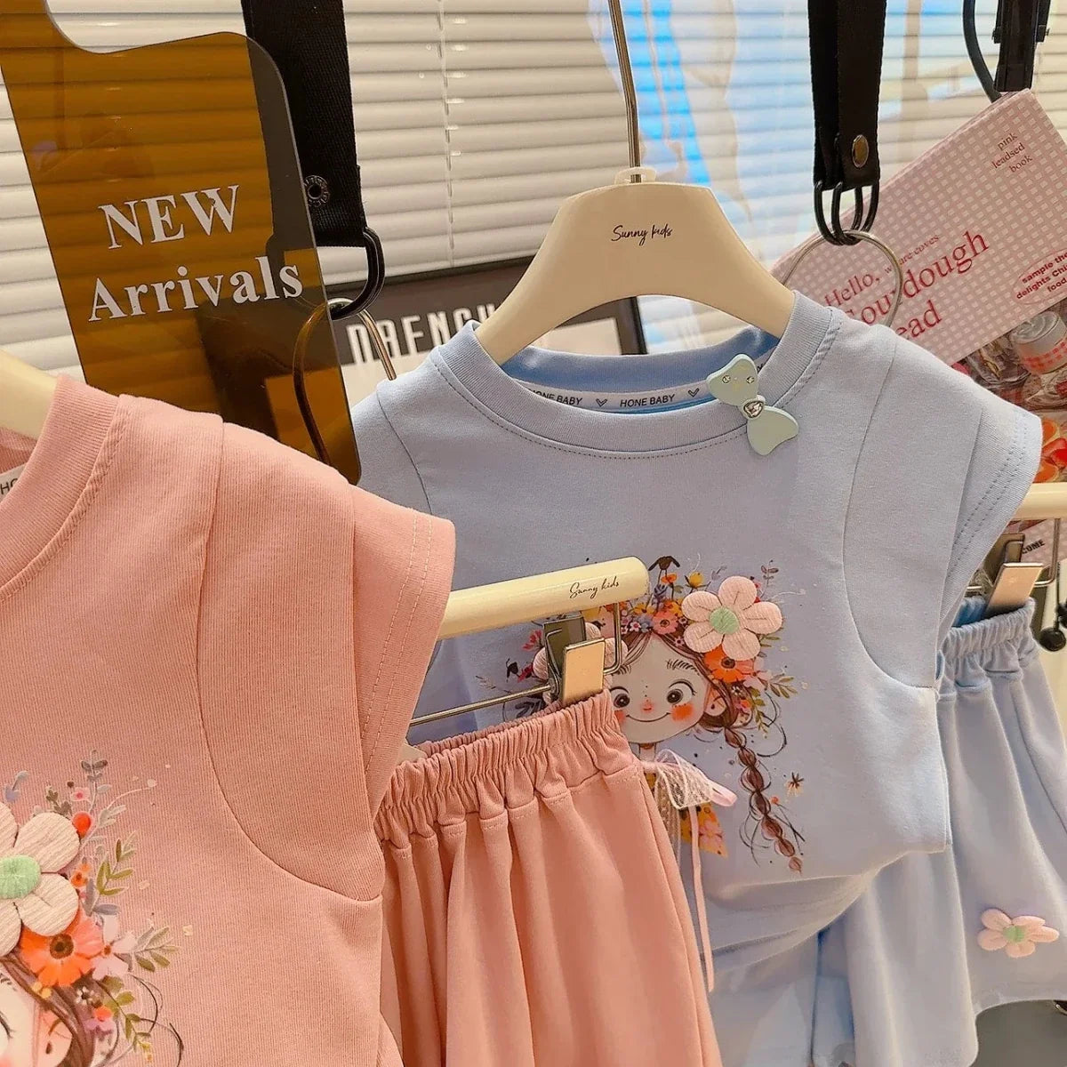 Korean Fresh Style Summer Set Cute Short Sleeve Top & High-Waist Shorts for Girls, 2-Piece Outfit - Mom & Kids